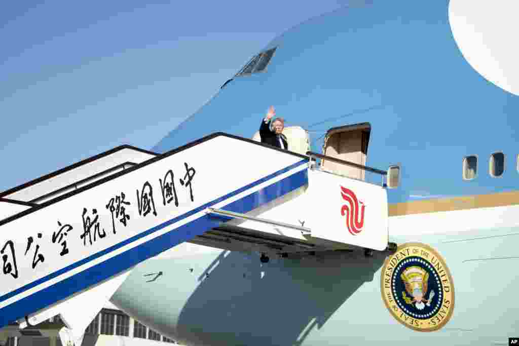 美国总统川普结束访华，启程前往越南，在进入总统专机空军一号前对人们招手致意（2017年11月10日）