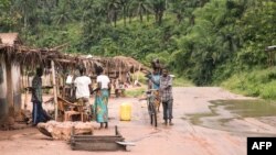 Quelques personnes dans un village dans la province du Kwilu, RDC, 20 avril 2017.