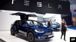 Mobil produksi Tesla dipamerkan dalam sebuah autoshow. 