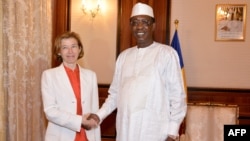 Chad's President Idriss Deby Itno (R) shakes hands with France Minister of Army Forces Florence Parly before their meeting at the presiedential palace in N'Djamena, Chad, July 31, 2017. 