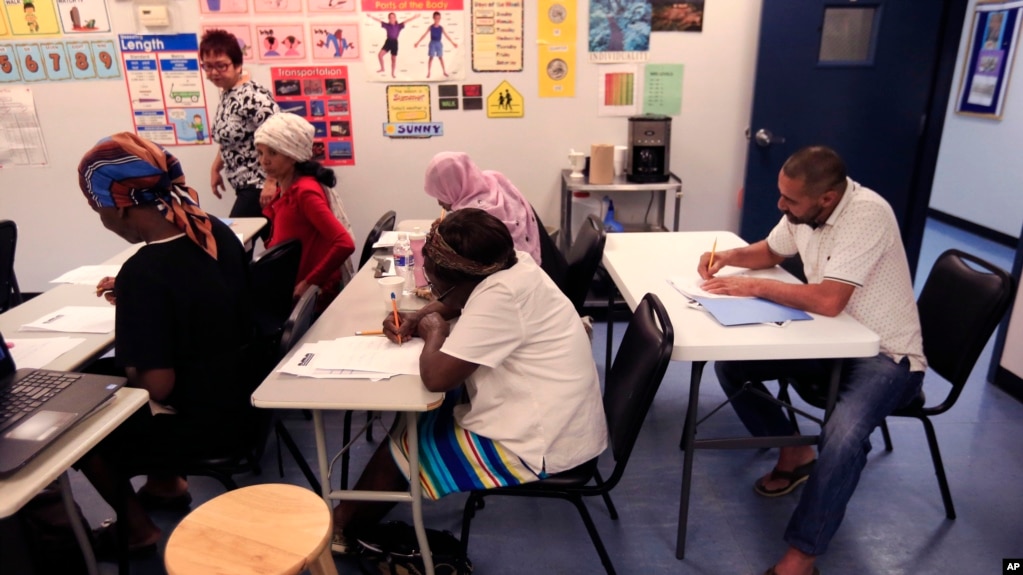 资料照片：在密苏里州堪萨斯城，叙利亚难民艾哈迈德·阿拉布德坐在后排，参加德拉兰姆社区服务组织开设的英语课。(2016年6月13日)(photo:VOA)