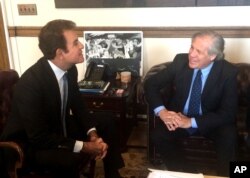 Honduran presidential candidate Salvador Nasralla, left, talks to OAS Secretary General Luis Almagro at the OAS headquarters in Washington, Dec. 18, 2017.