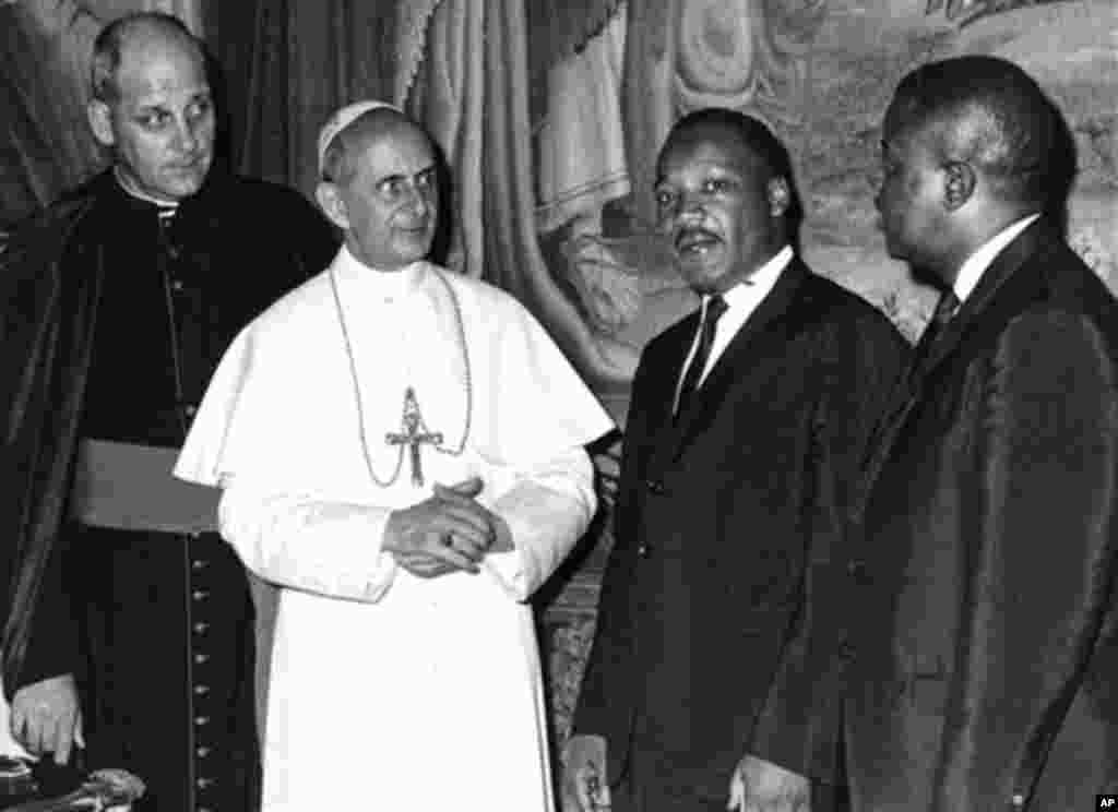 This September 18, 1964 photo shows US Archbishop Paul C. Marcinkus,left, who is acting as an interpreter during a meeting at the Vatican between Pope Paul VI, second from left, and US civil rights leader Martin Luther King Jr, second from right, accompa
