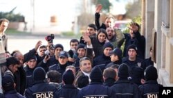 Journalists Nedim Sener (C) and Ahmet Sik (facing camera, 3rd L) wave upon arrival at a courthouse in Istanbul, March 5, 2011