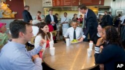 El presidente Barack Obama comparte el almuerzo en el restaurante Chipotle con cuatro trabajadores.