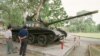游客在越南胡志明市参观苏联时期的坦克