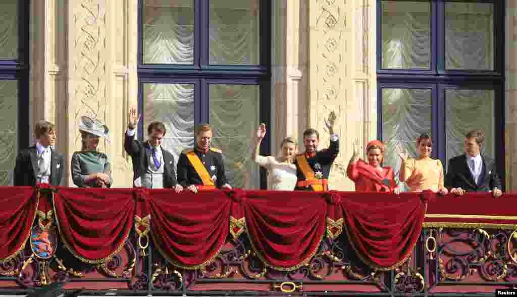 From L to R : Hereditary Grand Duke Guillaume (4thR) and his wife Princess Stephanie (C), wave on the Grand Ducal Palace balcony with Grand Duchess Maria Teresa of Luxembourg (3rdR) and Grand Duke Henri (4thL) after their religious wedding, October 20, 2012.