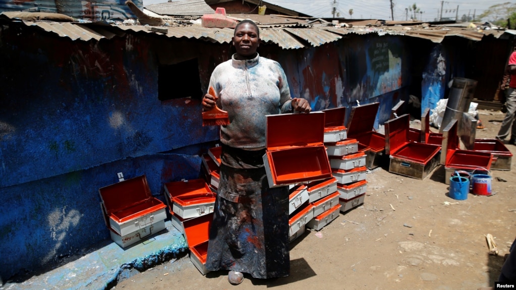 Christine Akoth, 38 ans, est une peintre pose. Elle pour une photo dans la capitale du Kenya, Nairobi, le 27 février 2017.