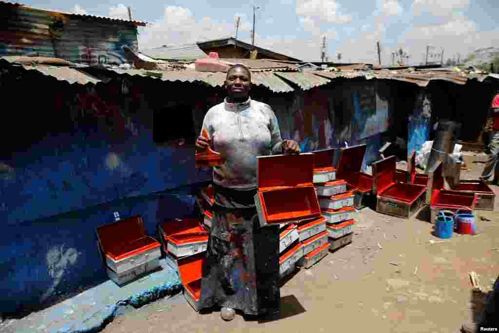 Christine Akoth, 38, pelukis logam, difoto di Nairobi, Kenya (27/2). &quot;Saya mengalami bias gender dalam pekerjaan saya, dimana terkadang saya tidak dikontrak hanya karena saya perempuan dan mungkin karena status pernikahan saya. Beberapa kolega perempuan telah diperlakukan tidak adil karena jenis kelamin mereka dan bahkan dieksploitasi,&quot; ujar Akoth.&nbsp;(Reuters/Thomas Mukoya)