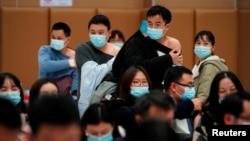 上海一个新冠疫苗接种站里站着几个刚刚接种的人。（2021年1月19日）