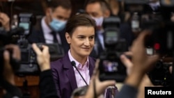 Mandatarka za sastav nove Vlade, Ana Brnabić, pred poslanicima podnosi ekspoze, u Skupštini Srbije, u Beogradu, 28. oktobra 2020. (Foto: Rojters, Marko Đurica).