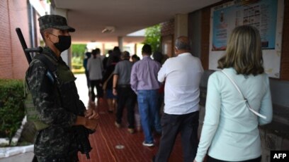 Personas hacen cola para votar en un colegio electoral en Tegucigalpa, Honduras. (AFP)