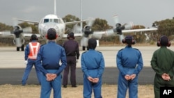 ພວກພະນັກງານພາກພື້ນດິນ ຢືນເບິ່ງ ຂະນະທີ່ ເຮືອບິນຍີ່ປຸ່ນ P-3C Orion ກຳລັງ ແລ່ນໄປຕາມເສັ້ນທາງເດີ່ນບິນ ຢູ່ຖານທັບອາກາດ RAAF Base Pearce ເພື່ອຕຽມຈະບິນຂຶ້ນໄປຊອກຫາ ເຮືອບິນໂດຍສານ ມາເລເຊຍ ຖ້ຽວບິນ MH370 ທີ່ຫາຍສາບສູນ ເປັນຖ້ຽວສຸດທ້າຍ ກ່ອນໜ້າ ທີ່ຈະເດີນທາງ ກັບຄືນໄປຍີ່ປຸ່ນ.