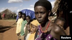 Karsi Tadicha dan anak-anaknya di depan rumah mereka di desa Bule Duba,Ethiopia. Pertumbuhan penduduk yang pesat dan kurangnya fasilitas kesehatan, menjadikan layanan kesehatan via telepon terobosan yang tepat (foto:dok).