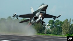 台湾的汉光军事演习里，美国制造的F-16战斗机从公路上起飞（2015年12月16日)
