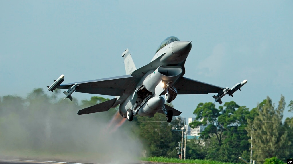 台湾的汉光军事演习里，美国制造的F-16战斗机从公路上起飞（2015年12月16日）(photo:VOA)