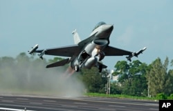 台湾的汉光军事演习里，美国制造的F-16战斗机从公路上起飞 (2015年12月16日）