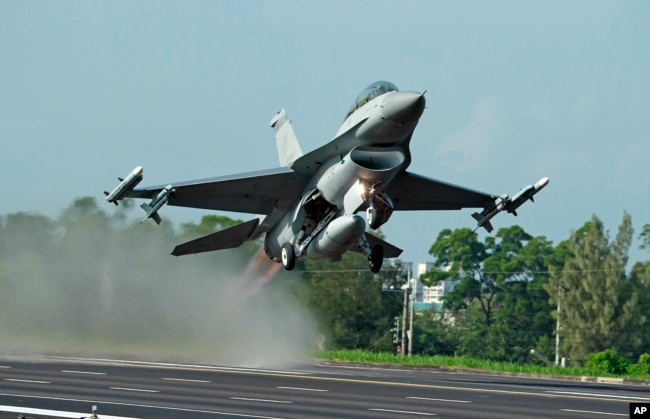 台湾的汉光军事演习里，美国制造的F-16战斗机从公路上起飞 (2015年12月16日）