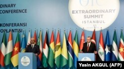 سن 2018 میں استنبول میں ہونے والی اسلامی ملکوں کی سربراہ کانفرنس کا ایک منظر۔ صدر رجب طیب اردوان خطاب کر رہے ہیں۔ 18 مئی 2018