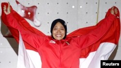 Aries Susanti Rahayu merayakan kemengannya setelah meraih medali emas untuk cabor panjat tebing Asian Games 2018 di JSC, Palembang, Kamis (23/8).