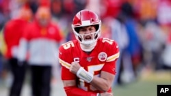 Patrick Mahomes, quarterback de los Chiefs de Kansas City, festeja tras lanzar un pase de anotación en la final de la Conferencia Americana ante los Titans de Tennessee, el domingo 19 de enero de 2020 (AP Foto/Charlie Neibergall)