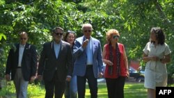 Presiden Joe Biden mengunjungi kebun ceri bersama para senator dari Michigan dan Gubernur Gretchen Whitmer (tengah), di King Orchards, Central Lake, Michigan, Sabtu, 3 Juli 2021. (Foto: Mangel Ngan/AFP)