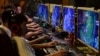中國安徽省阜陽的一家網吧內年輕人在玩電子遊戲。（2018年8月20日）