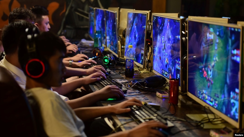 中国安徽省阜阳的一家网吧内年轻人在玩电子游戏。（2018年8月20日）(photo:VOA)