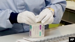 Фото: AstraZeneca, грудень 2021, працівник пакує препарат Evusheld 