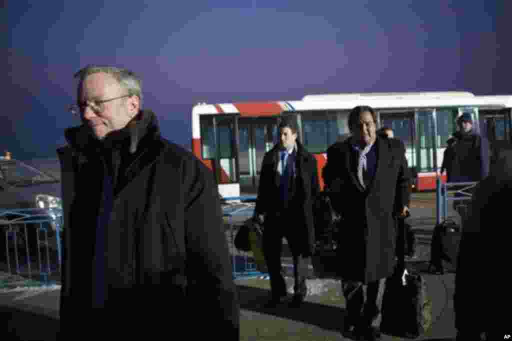 7일 북한 평양의 순안 공항에 도착한 미국의 에릭 슈미트 구글 회장(왼쪽)과 빌 리처드슨 전 뉴멕시코 주지사.