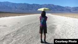 Yulia sedang memandang Badwater Basin di Death Valley titik terendah di Amerika Utara 855 meter di bawah permukaan laut. (dok. pribadi)