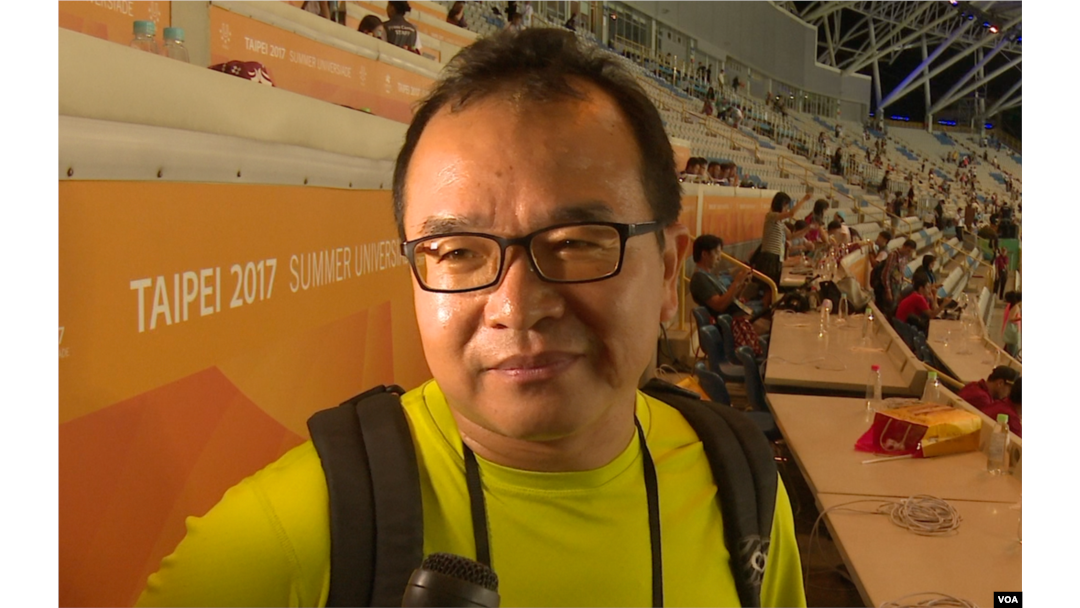 观众李信贤不认同暴力阻挠世大运开幕式 (美国之音黎堡拍摄)