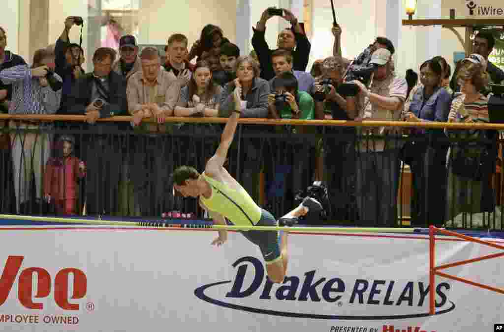 Renaud Lavillenie, de la France, franchit la barre pendant le saut à la perche aux Relais Drake athlétisme rtenus, mercredi 23 Avril 2014 à West Des Moines, Iowa. L&#39;événement a eu lieu dans le centre commercial Jordan Creek Town Center.