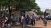 Les lecteurs devant un kiosque à journaux au centre administratif, à Yaoundé, le 30 avril 2020. (VOA/Emmanuel Jules Ntap)