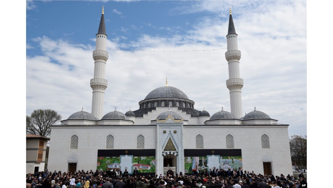 A crowd listens to Turkish President Recep Tayyip Erdogan's speech at the inauguration of the Diyanet Center of America in Lanham, Maryland, April 2, 2016.