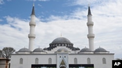 د دیانت په نامه دغه اسلامي مرکز د امریکا په مريلنډ کې موقعیت لري.