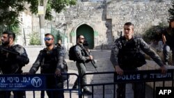 Polisi Israel menutup masjid al-Aqsa beberapa jam pasca bentrokan dengan beberapa warga Palestina usai sholat hari Jumat (27/7). 
