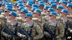 Украинские военные маршируют по Крещатику, Киев, в День независимости Украины (архивное фото) 