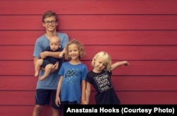 Брат і діти Анастасії Гукс в евакуації