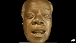 La máscara de Louis Armstrong se exhíbe en el museo que lleva su nombre en Queens, Nueva York.