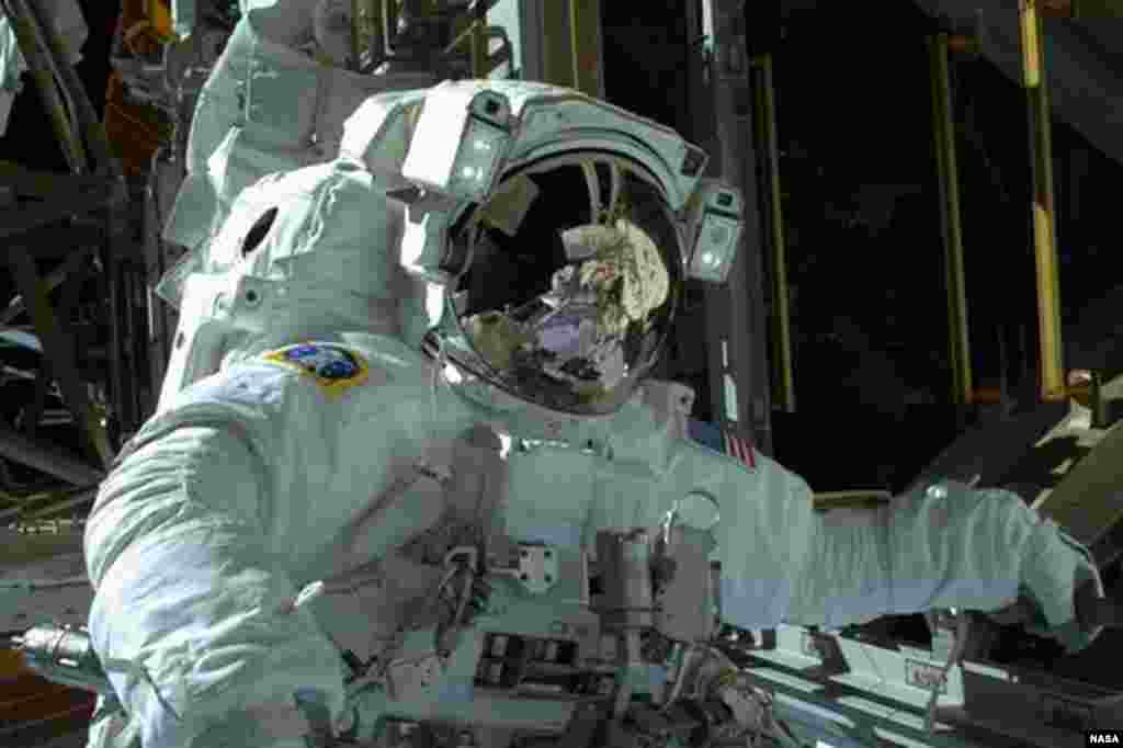 NASA astronaut Mike Hopkins is seen during the spacewalk, received December 22, 2013. 