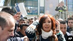 La ex presidenta Cristina Fernández, que se postula como vicepresidenta del candidato peronista de centroizquierda Alberto Fernández, abandona una mesa electoral después de votar en Río Gallegos, Argentina. Octubre 27, 2019. AP Foto/Francisco Munoz