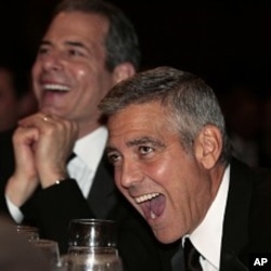 Actor George Clooney (R) laughs while U.S. President Barack Obama speaks at the White House Correspondents Association annual dinner in Washington, April 28, 2012.