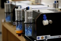 Botol air minum yang digunakan sebagi bagian mesin ventilator "Vent-I" untuk pasien virus corona (Covid-19) di sebuah pabrik di Bandung, Jawa Barat, 5 Mei 2020. (Foto: Reuters)