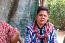 Pann Sopheak, 41, works as a fruit seller in Kien Svay district, Kandal province, Cambodia, April 12, 2020. (Phorn Bopha/VOA Khmer)