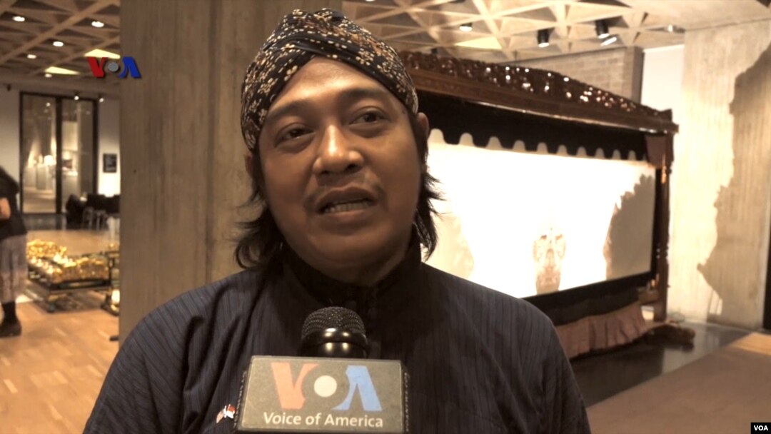 Dalang Ki Suharno lulusan dari Institut Seni Indonesia, Yogyakarta (Foto: VOA).