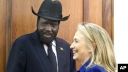 Secretary of State Clinton meets with South Sudan President Salva Kiir at the Presidential Office Building in Juba, South Sudan, August 3, 2012.
