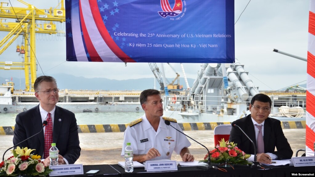 2020年3月，时任美军太平洋舰队司令的阿奎利诺（中）在越南。(photo:VOA)