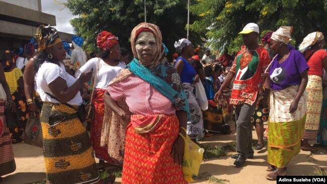 Mulheres celebram o dia da Mulher Moçambicana pintadas de mussiro e vestidas de capulana. Nampula. 7 de Abril