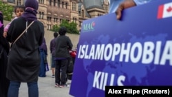 Masyarakat melakukan protes terkait Islamofobia, di Toronto, Ontario, Kanada 18 Juni, 2021. (Foto: REUTERS/Alex Filipe)